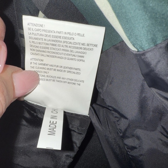 Elegant Black Women's Puffer Jacket with real Fox Fur Hood - Picture 6 of 11